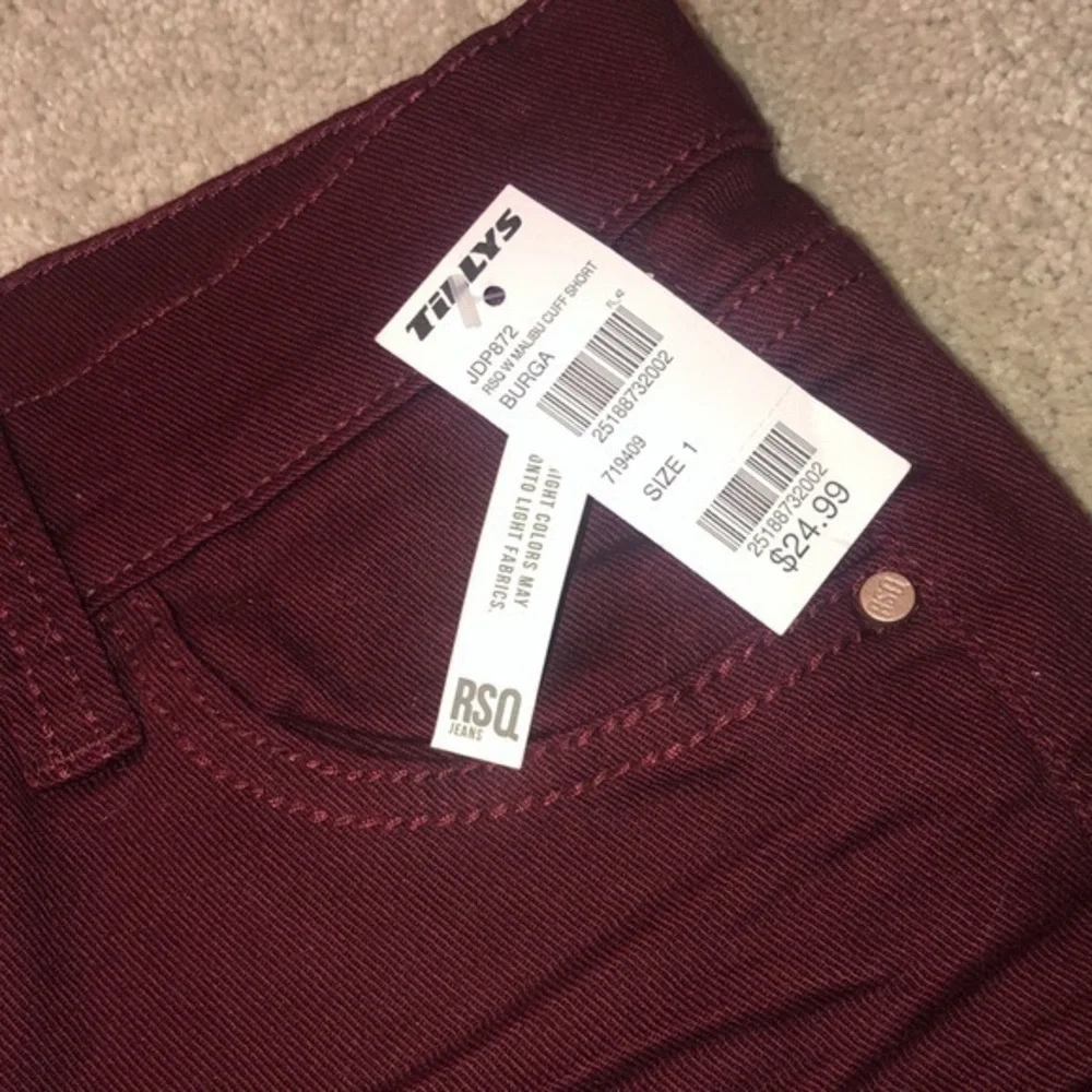 Tilly RSQ Malibu Cuff‎ Short Burgundy size 1 NWT